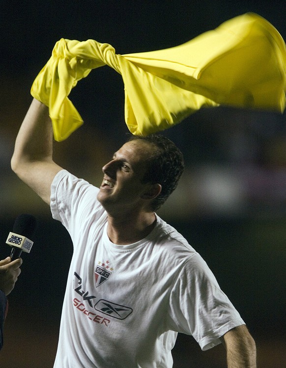 Sao Paulo&#039;s goalkeeper Rogerio Ceni celebrates his goal against Palmeiras during their Libertadores Cup at the Morumbi stadium, in Sao Paulo, Brazil, on Wednesday, May 3, 2006. (AP Photo/Daniel A ...