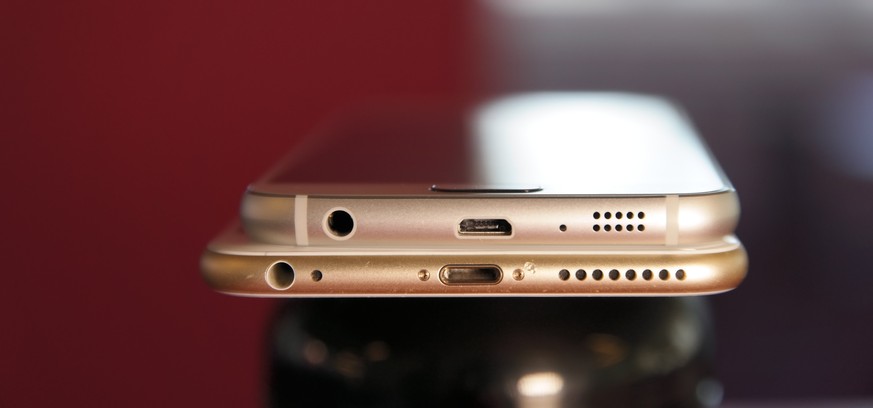 Die Flaggschiffe der Tech-Giganten: das Galaxy S6 und das iPhone 6 (unten).