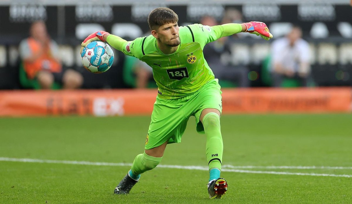 epa09487980 Dortmund's goalkeeper Gregor Kobel in action during the German Bundesliga soccer match between Borussia Moenchengladbach and Borussia Dortmund at Borussia-Park in Moenchengladbach, Ge ...
