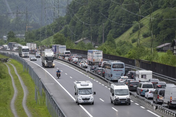 Der Feiertags Reiseverkehr auf der Autobahn A-2 vor dem Gotthardtunnel zwischen Goeschenen und Erstfeld in Richtung sueden staut sich bei Erstfeld auf mehrere Kilometer laenge, am Mittwoch, 28. Mai 20 ...