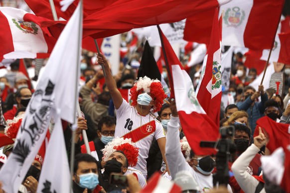 Demonstrators protest against Peru&#039;s President Pedro Castillo and his new cabinet in Lima, Peru, Sunday, Aug. 1, 2021. (AP Photo/Guadalupe Pardo)