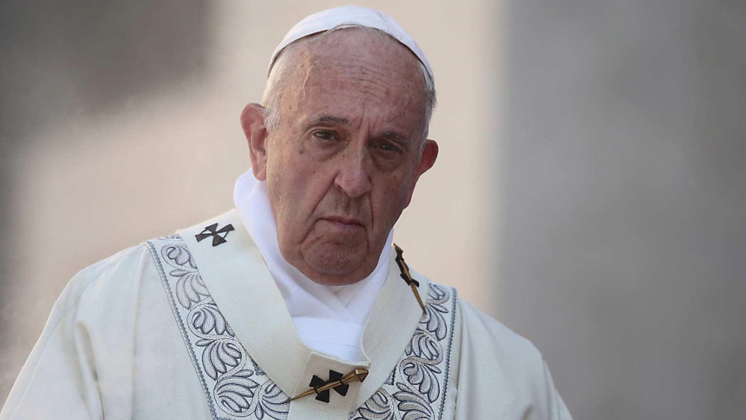 ARCHIV - Papst Franziskus feiert die Messe des Ritus &#039;Corpus Domini&#039; im Bezirk Casalbertone. Foto: Evandro Inetti/ZUMA Wire/dpa