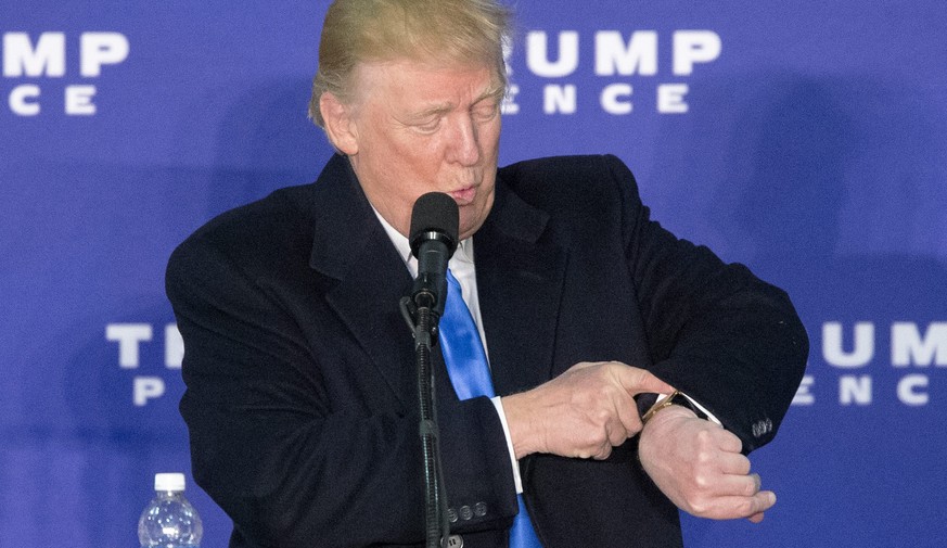 epaselect epa05620785 Republican presidential candidate Donald Trump checks the time during a rally at Loudon Fairgrounds in Leesburg, Virginia, USA, 07 November 2016. Republican Donald Trump is runni ...