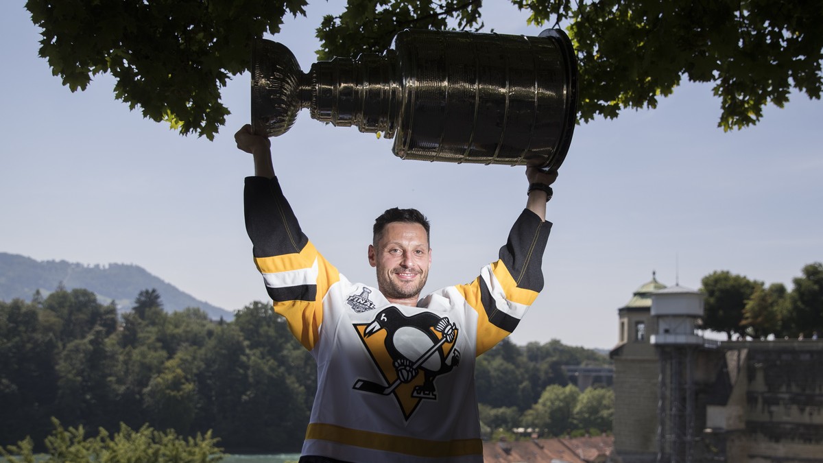 Switzerland's Mark Streit poses with the Stanley Cup trophy in Bern, Switzerland, August 2, 2017. Streit won the trophy with the Pittsburgh Penguins in 2017. (KEYSTONE/Peter Klaunzer)