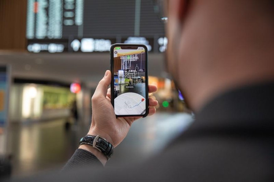 Google hat das «Live-View»-Feature bei Google Maps am Flughafen Zürich freigeschaltet. Damit ist er der erste Flughafen überhaupt, der diese Funktion erhält. Mittels Kamera und direkten Weganweisungen ...