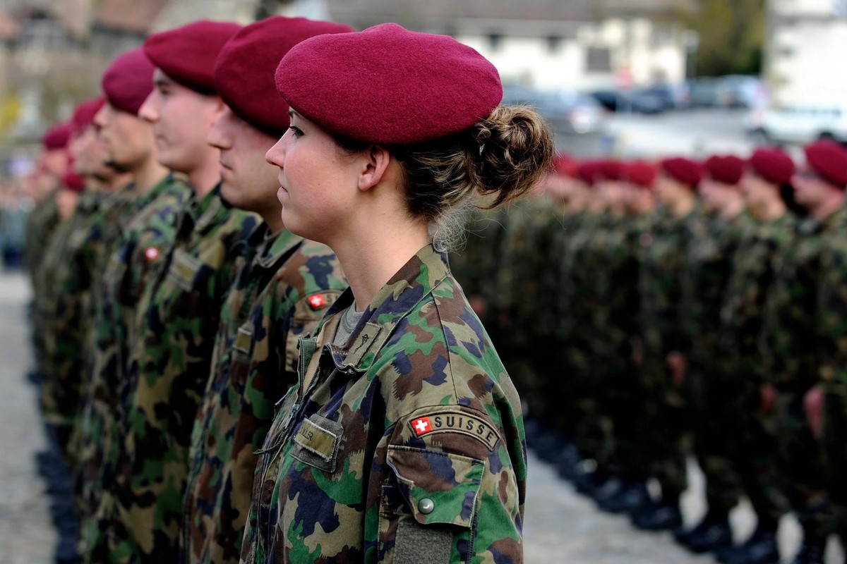 En cas d'acceptation du projet, les femmes devraient également accomplir leur service, que ce soit dans l'armée ou dans le civil.