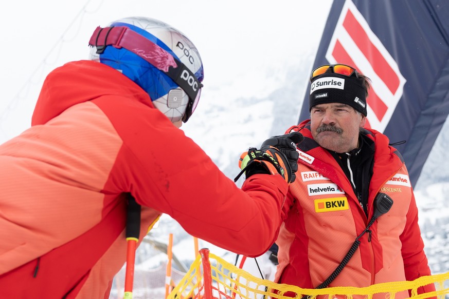 ABD0168_20230119 - KITZB�HEL - �STERREICH: Marco Odermatt (SUI), Thomas Stauffer (Swisski Cheftrainer Ski Alpin Herren) am Donnerstag, 19. J�nner 2023 w�hrend des 2. Trainings der Weltcup - Abfahrt de ...