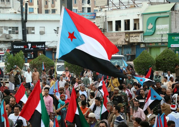 epa12618039 People wave South Yemen and UAE flags during a protest against Saudi Arabia in the southern port city of Aden, Yemen, 30 December 2025. Yemen's separatist Southern Transitional Counci ...
