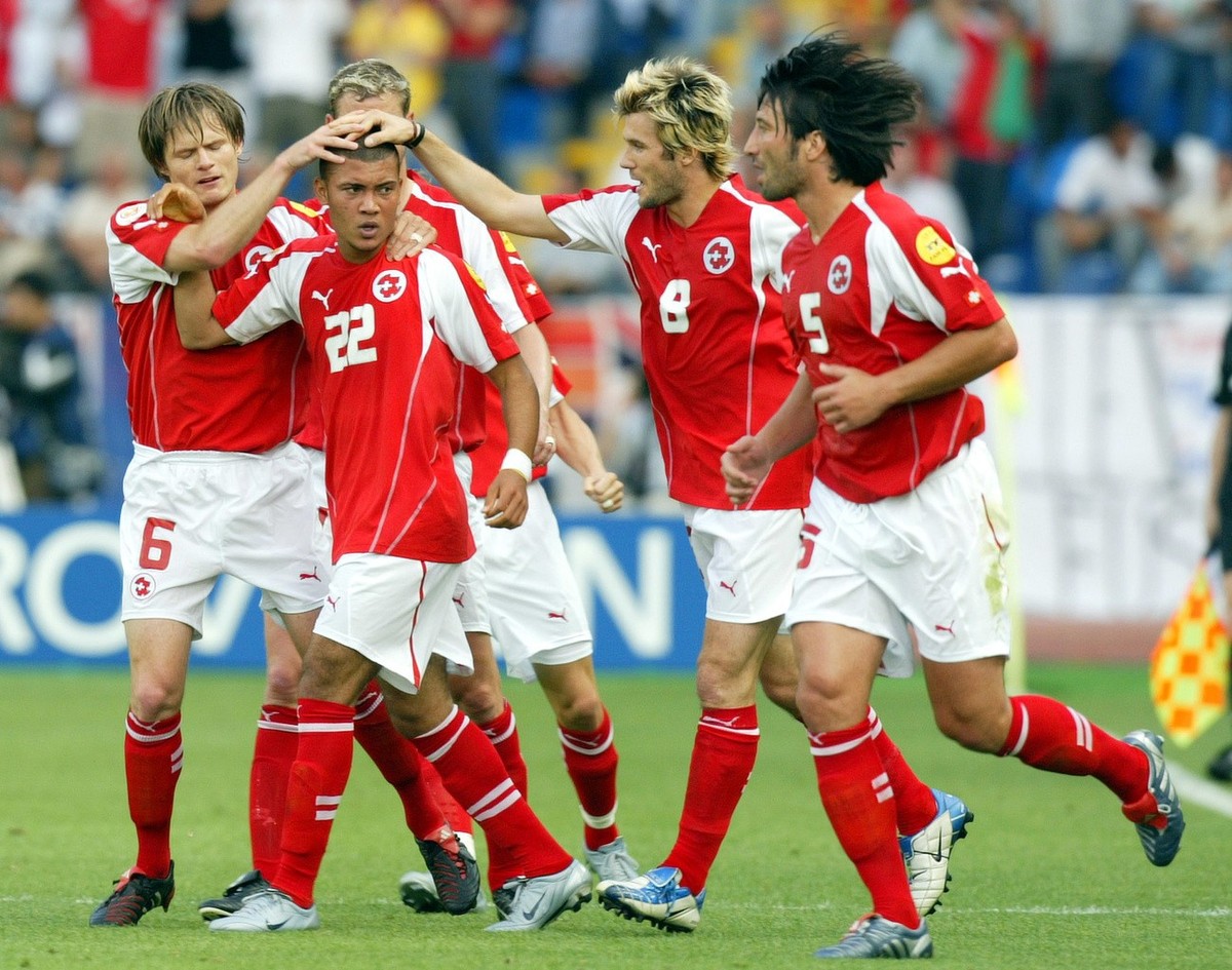 Switzerland's Johan Vonlanthen (22) is congralulated by teammates Johann Vogel (6), Raphael Wicky (8) and Murat Yakin (5) after scoring against France during their Group B Euro 2004 first round m ...
