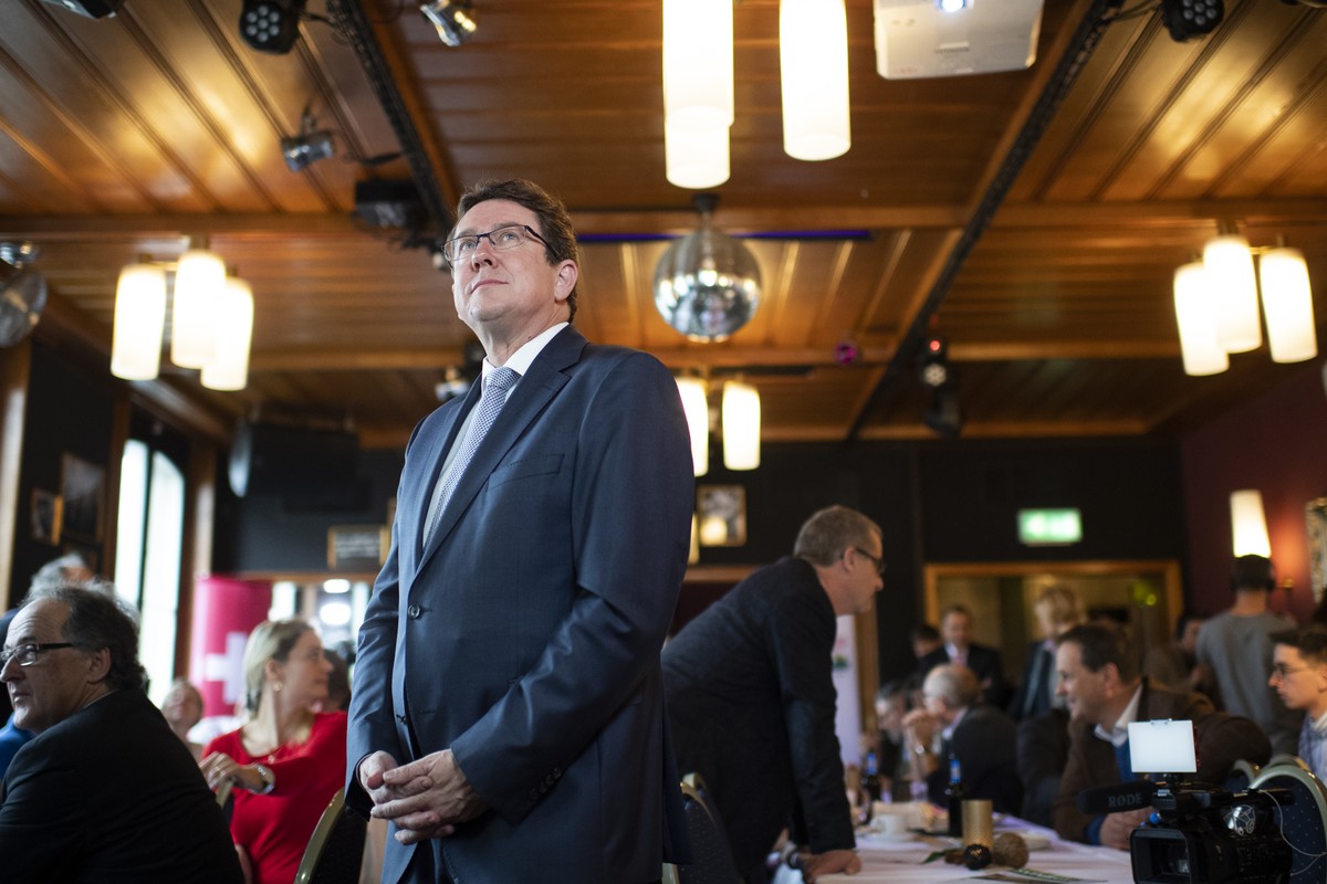 Nationalrat und Parteipraesident Albert Roesti (Bern) verfolgt Hochrechnungen, beim Abstimmungshoeck der SVP Schweiz, am Sonntag, 25 November 2018, in Winterthur. Die Schweiz stimmt heute ueber die Se ...
