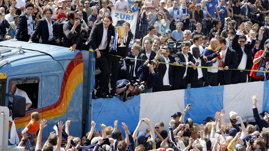 Die Spieler des FC Zuerich fahren auf einem Truck zu Tausenden von FC Zuerich Fans auf dem Zuercher Helvetiaplatz, am Sonntag, 14. Mai 2006. Sekunden vor Saisonschluss hat der FC Zuerich dem FC Basel ...