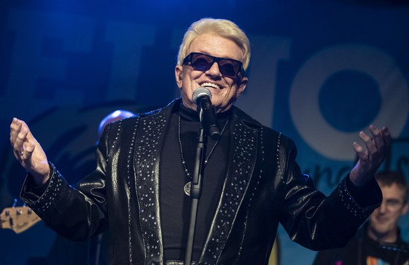 epa07407303 German singer Heino performs during the first concert of his farewell tour &quot;... und Tschuess&quot; (and bye-bye) at the Hirsch Music Hall in in Nuremberg, Bavaria, Germany, 01 March 2 ...