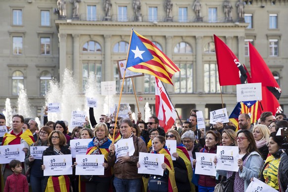 epa06294971 Participants of a demonstration in support of Catalonia gather on the Bundesplatz in Bern, Switzerland, 28 October 2017. The Catalan Assembly approved the declaration of a unilateral indep ...