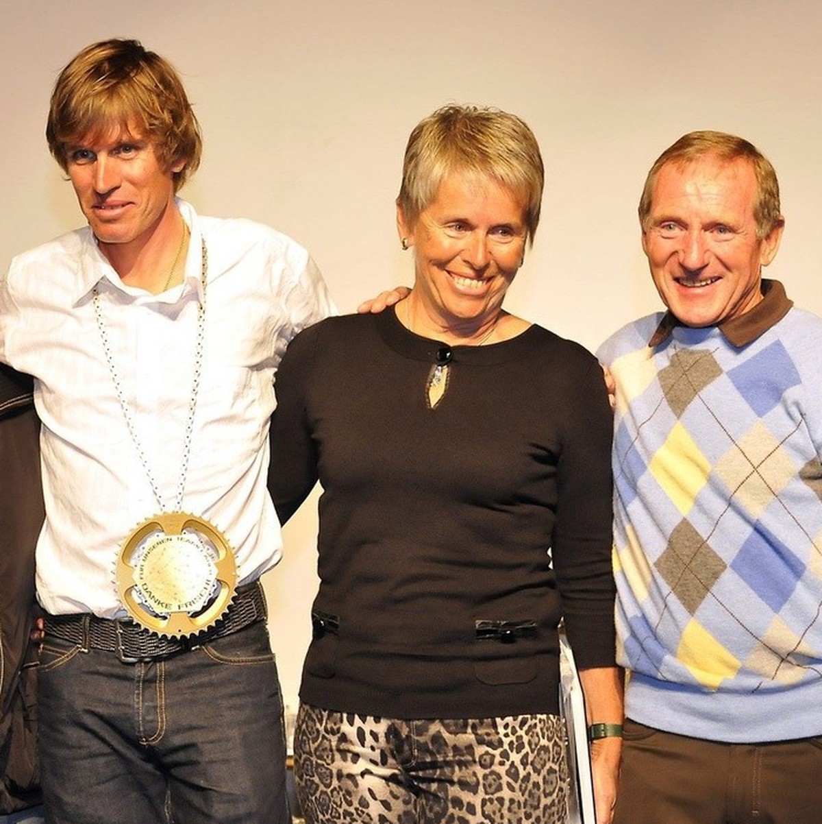 Thomas Frischknecht, mitte, mit Onkel und Tante Werner und Lilli Frischknecht, links, sowie seinen Eltern Ingrid und Peter Frischknecht, rechts, die zu seinem treuen Helferstab zaehlten, anlaesslich e ...