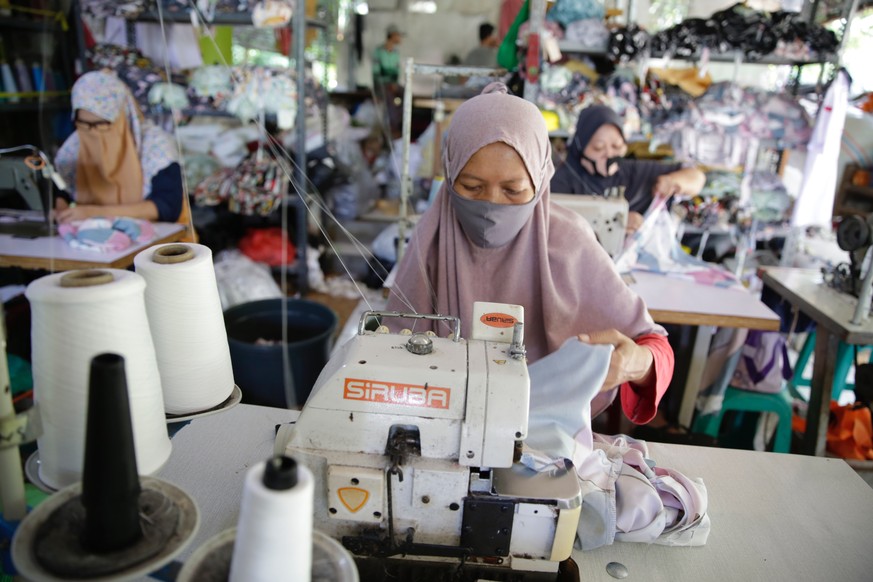Nicht nur das Klima wird durch die globale Textilindustrie belastet. Es gibt auch soziale Missstände: Viele Näherinnen in ärmeren Ländern arbeiten unter prekären Bedingungen. 