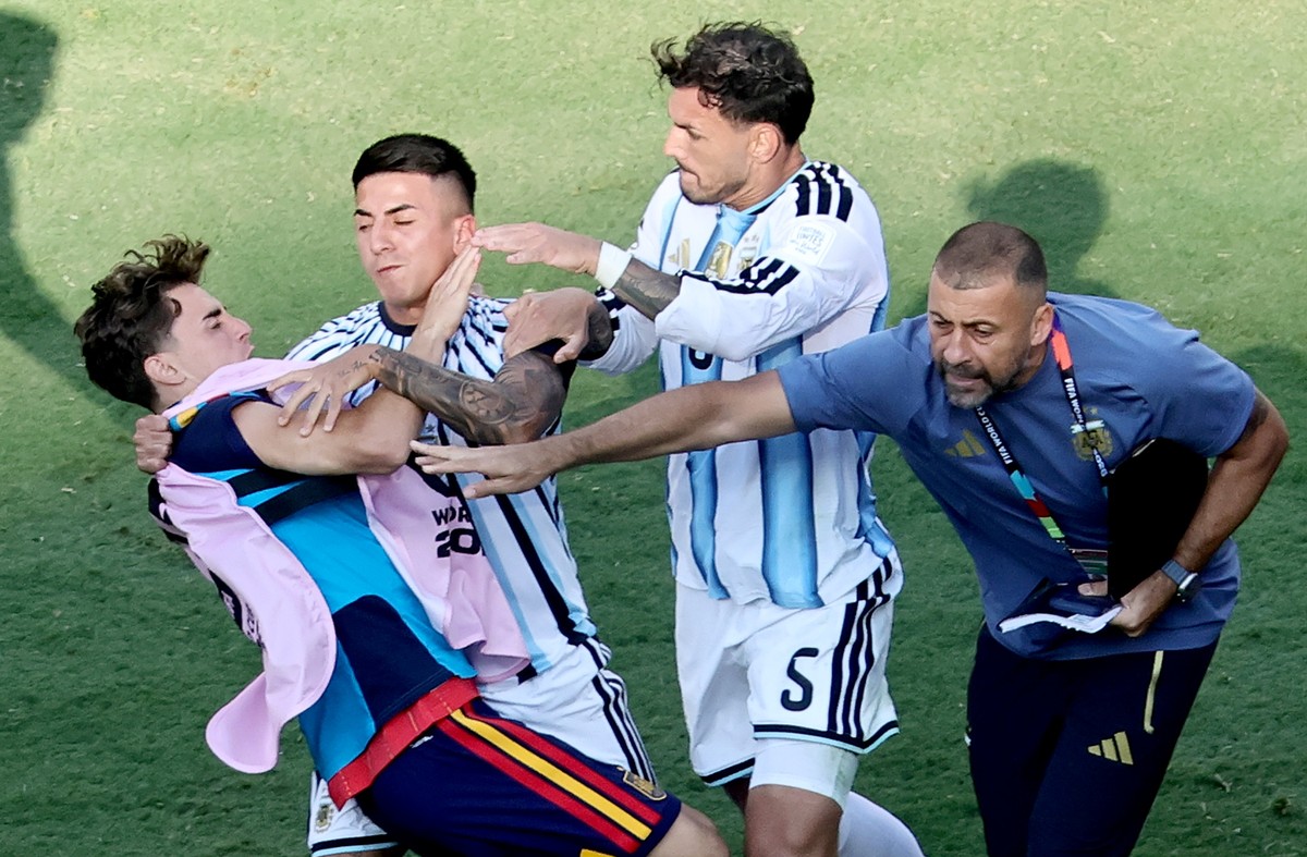 epa13121615 Gavi (L) of Spain clashes with Nahuel Molina (C) and Leandro Paredes of Argentina after the end of the FIFA World Cup 2026 final match Spain against Argentina, in New Jersey, USA, 19 July  ...