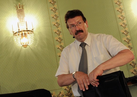 Kurt Rohrbach, CEO BKW-Energie AG, verkuendet die vorzeitige Betriebsunterbrechung des AKW Muehleberg wegen Sicherheitsmaengeln am Mittwoch, 29. Juni 2011 in Bern. (KEYSTONE/Lukas Lehmann)