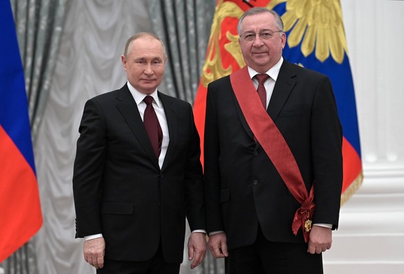 Russia Putin Awarding Ceremony 6752967 02.02.2022 Russian President Vladimir Putin and Transneft President Nikolai Tokarev, who has been awarded the Hero of Labor of the Russian Federation title, pose ...