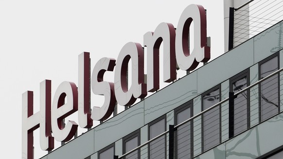 Der Schriftzug der Krankenkasse Helsana, aufgenommen am Mittwoch, 5. Februar 2014, am Hauptsitz in Duebendorf. Heute hat Helsana im Rahmen einer Pressekonferenz die Zahlen fuer das Jahr 2013 bekannt g ...