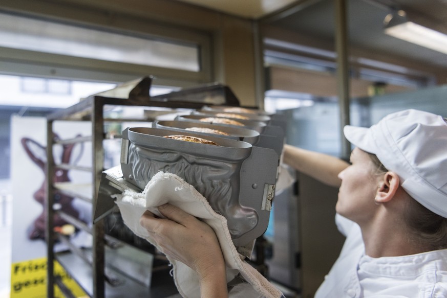 ZUR OSTERLAMMPRODUKTION DER BAECKEREI ST. JAKOB IN ZUERICH STELLEN WIR IHNEN HEUTE, MITTWOCH, 21. MAERZ 2018 FOLGENDES NEUES BILDMATERIAL ZUR VERFUEGUNG --- A pastry chef takes the baking pans with th ...