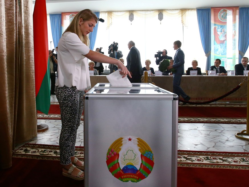 Stimmabgabe in einem Wahllokal in Minsk (11.09.2016)