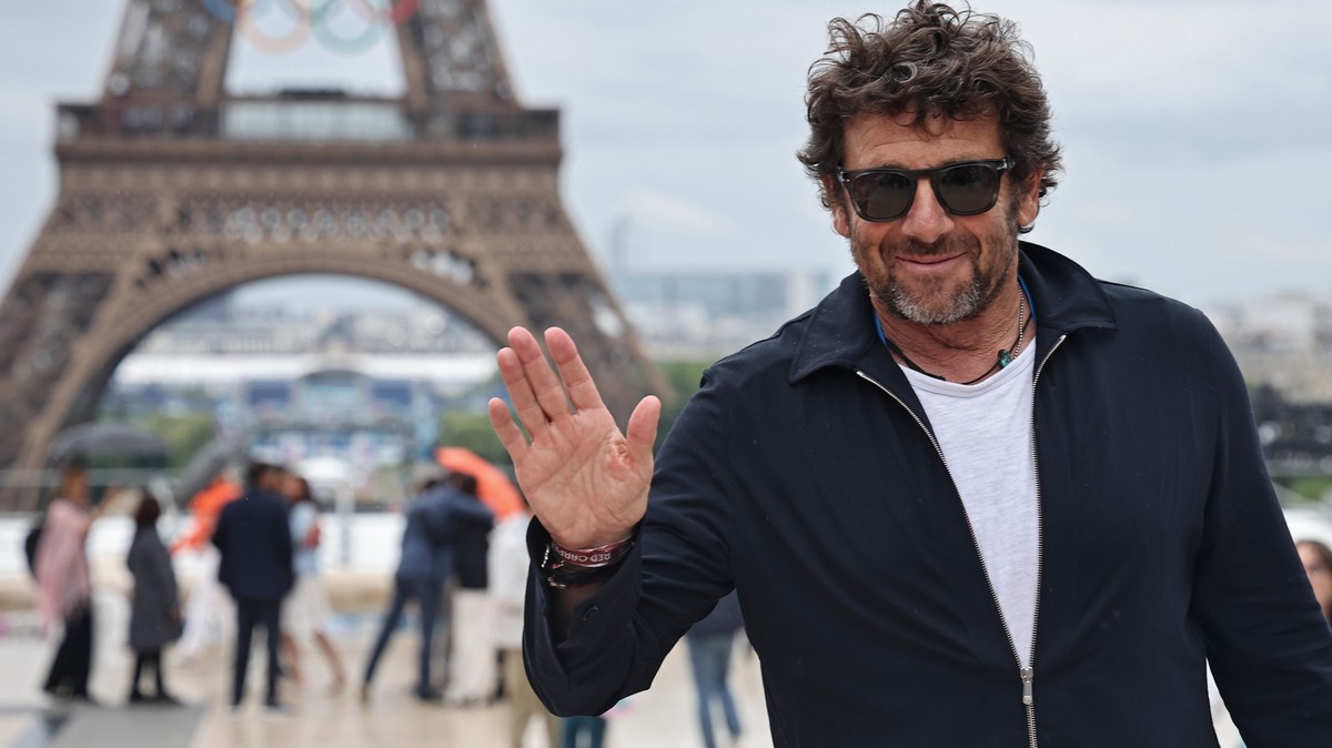 epa11497464 Patrick Bruel poses for photos on the red carpet upon arrival for the Opening Ceremony of the Paris 2024 Olympic Games, in Paris, France, 26 July 2024. EPA/CHRISTOPHE PETIT TESSON / POOL