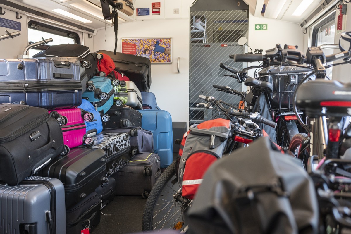 Koffer stapeln sich neben Velos, im Veloabteil im unteren Stock des Familienwagens eines Intercityzuges, am Montag, 13. Juni 2022 zwischen Zuerich und Bern. (KEYSTONE/Alessandro della Valle)