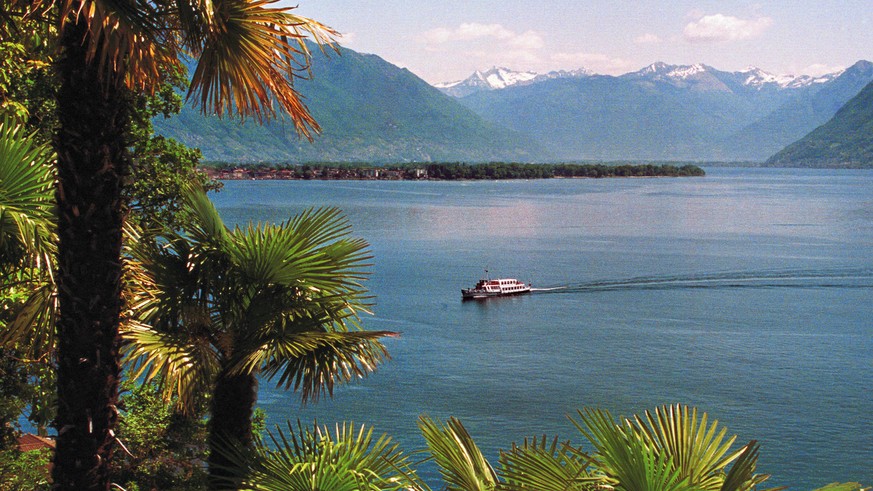 Blick auf den Lago Maggiore TI, im Hintergrund Ascona, aufgenommen am Mittwoch, 20. Mai 1998. Im Lago Maggiore und im Lago di Lugano wird der Badespass wieder grenzuebergreifend. Nach Jahren des Badev ...