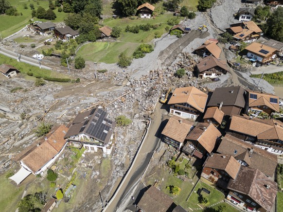 Eine Geroelllawine ueberdeckt einen Dorfteil, am Dienstag, 13. August 2024 in Brienz im Berner Oberland. Am Vorabend haben heftige Gewitter einen Murgang ausgeloest und Gebaeude, parkierte Fahrzeuge,  ...