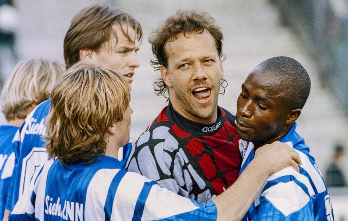 Luzerner Spieler jubeln mit ihrem Goalie Beat Mutter, Mitte, nach dem Sieg im Cupspiel gegen den FC Basel. Der FC Luzern gewinnt am 17. April 1995 im Allmend-Stadion in Luzern das Achtelfinalspiel im  ...