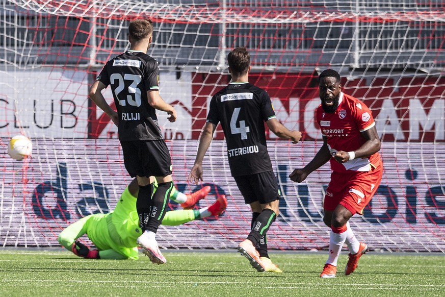 Thuns Ridge Munsy, rechts, jubelt ueber den Treffer zum 1:0, St. Gallens Torhueter Lawrence Ati Zigi, Betim Fazliji und Leonidas Stergiou, von links, sind geschlagen im Fussball Meisterschaftsspiel de ...