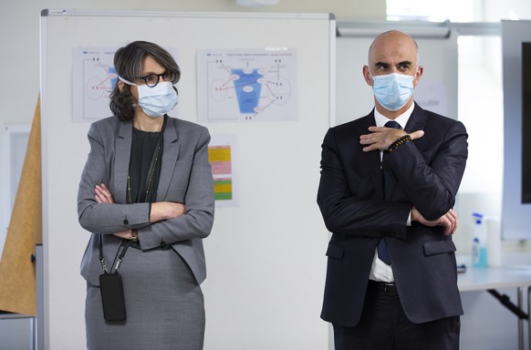 Bundesrat Alain Berset, rechts, spricht neben Anne Levy, Direktorin Bundesamt fuer Gesundheit BAG, bei einem Besuch im Contact Tracing Zentrum beim Amt fuer Gesundheit, waehrend einem Besuch im Kanton ...