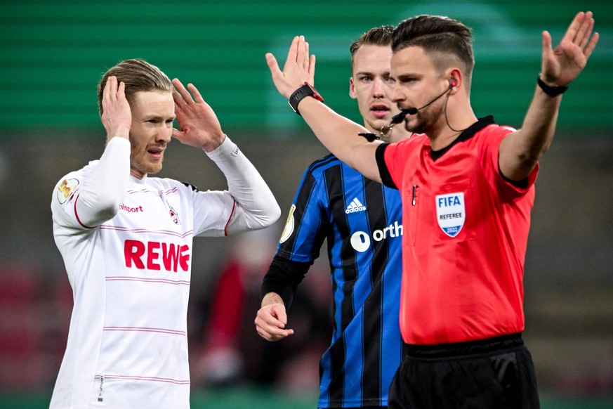 epa09693758 Cologne&#039;s Florian Kainz (L) reacts a failing from the penalty spot during the German DFB Cup round of 16 soccer match between 1. FC Koeln and Hamburger SV at Rheinenergiestadion in Co ...