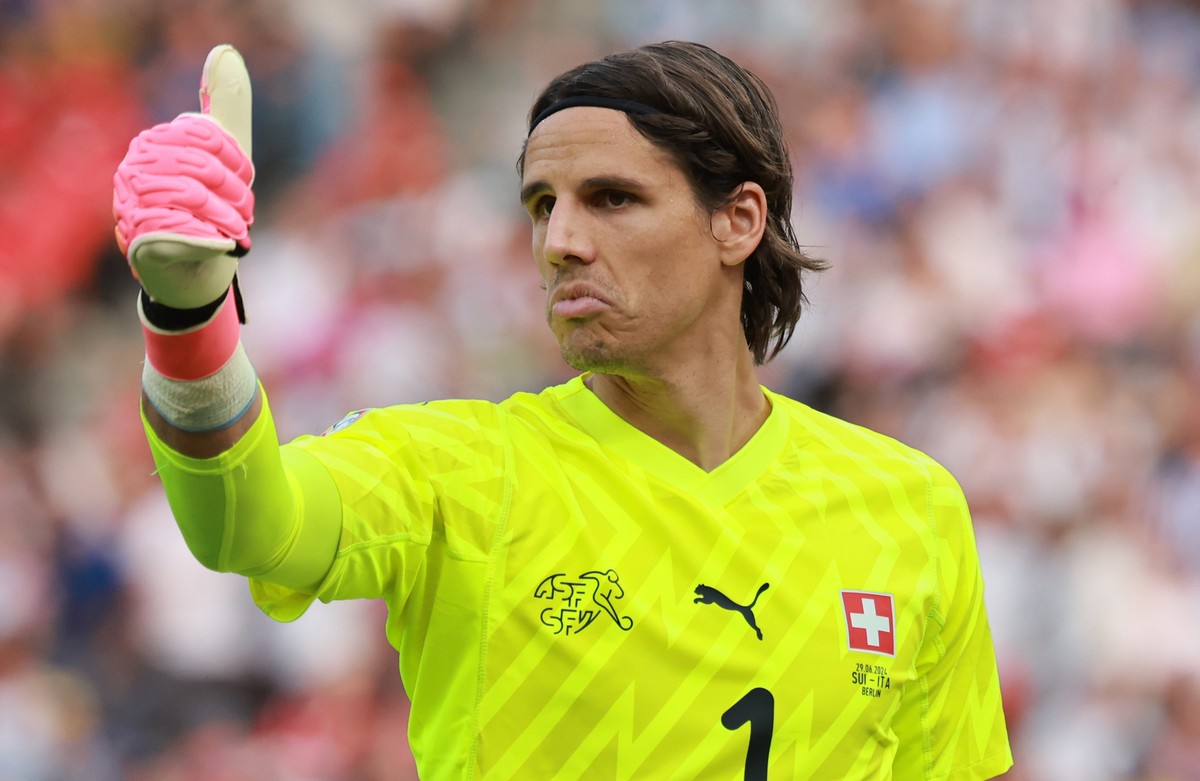 epa11445692 Goalkeeper Yann Sommer of Switzerland gives thumbs up during the UEFA EURO 2024 Round of 16 soccer match between Switzerland and Italy, in Berlin, Germany, 29 June 2024. EPA/CLEMENS BILAN