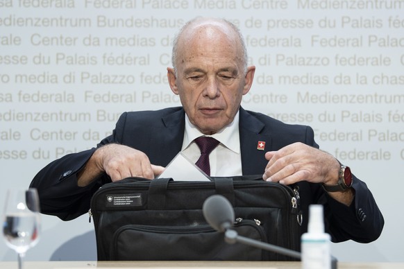 Bundesrat Ueli Maurer verstaut seine Unterlagen an einer Medienkonferenz ueber die Volksinitiative Loehne entlasten, Kapital gerecht besteuern, am Dienstag, 10. August 2021, in Bern. (KEYSTONE/Peter S ...