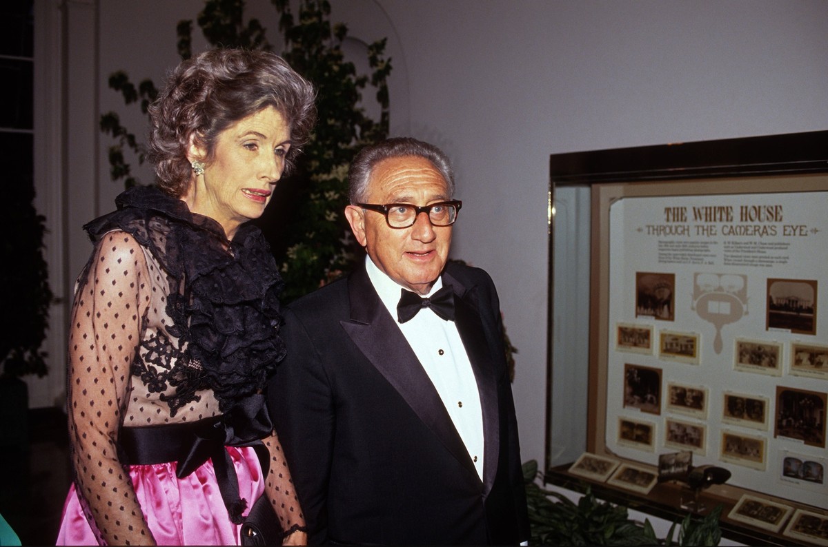 May 14, 1991, Washington, District of Columbia, USA: Former US Secretary of State Henry A Kissinger and his wife, Nancy, arrive at the White House in Washington, DC for the State Dinner honoring Queen ...
