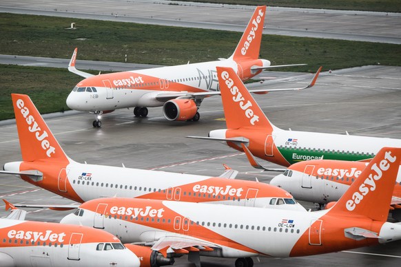 epa08967940 (FILE) - An EasyJet plane (top), taxiing on the tarmac during the opening of BER Berlin Brandenburg Airport in Schoenefeld, Germany, 31 October 2020 (reissued 27 January 2021). EasyJet is  ...