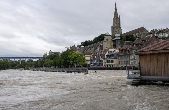 Die Schwellen im Schwellenmaetteli vermoegen das Wasser noch zu schlucken. Die Aare fuehrt Hochwasser im Matte Quartier, am Donnerstag, 15. Juli 2021 in Bern. Die Feuerwehr hat wegen Hochwassergefahr  ...