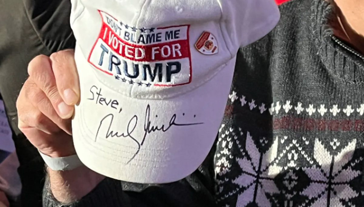 Un chanceux du nom de Steve s'est procuré l'autographe de Rudy Giuliani. L'ancien maire de la ville de New York a assisté au rassemblement de Trump depuis la tribune officielle samedi.