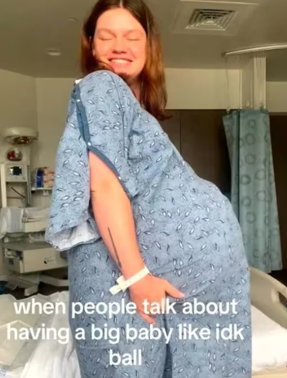Mami, Shelby Martin, zeigt ihren Babybauch.
