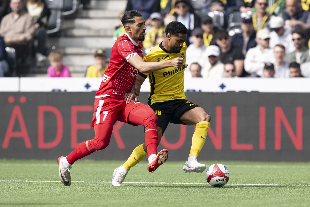 Ilyas Chouaref (SIO), links, gegen Saidy Janko (YB), rechts, im Fussball Meisterschaftsspiel der Super League zwischen dem BSC Young Boys (YB) und dem FC Sion (SIO), im Stadion Wankdorf in Bern, am So ...