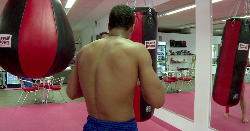 Der 17-jaehrige Carlos beim Kampfsporttraining in Reinach BL, Screenshot aus der Sendung &#039;&#039;Reporter&#039;&#039; vom Sonntag, 25. August 2013 des Schweizer Radio und Fernsehen SRF. Die Resozi ...