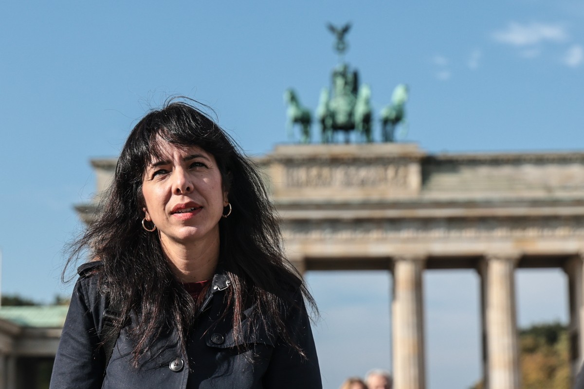 epa13286874 Member of the Berlin House of Representatives of the Left party (Die Linke), Elif Eralp, poses in front of the Brandenburg Gate as she visits an installation commemorating the third annive ...