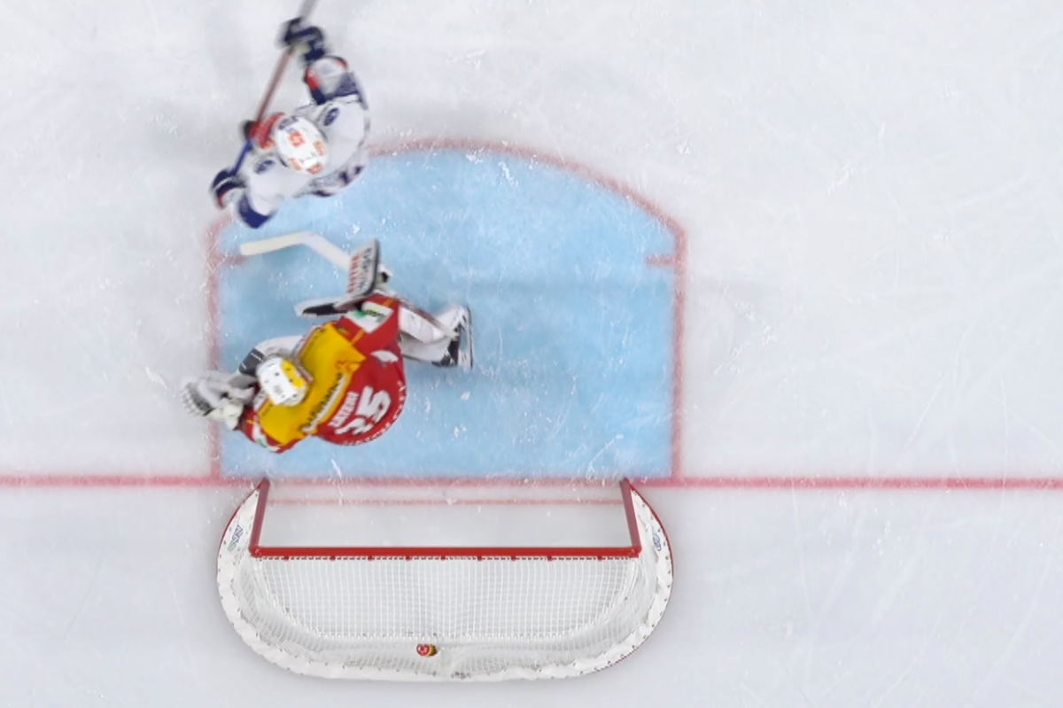 Hintern im Torraum, aber die Schlittschuhe draussen: Das ist keine visuelle Goaliebehinderung mehr.