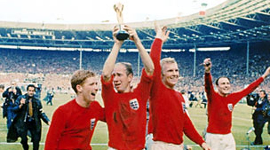 Die englischen Weltmeister feiern 1966 ihren Triumph mit dem WM-Pokal – wenige Monate vor dem Turnier war die Coupe Jules Rimet noch gestohlen worden.