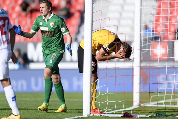 Le joueur bernois Michael Frey, droite, reagit apres avoir manque une action devant le gardien valaisan Anton Mitryushkin, gauche, lors de la rencontre de football de Super League entre le FC Sion et  ...