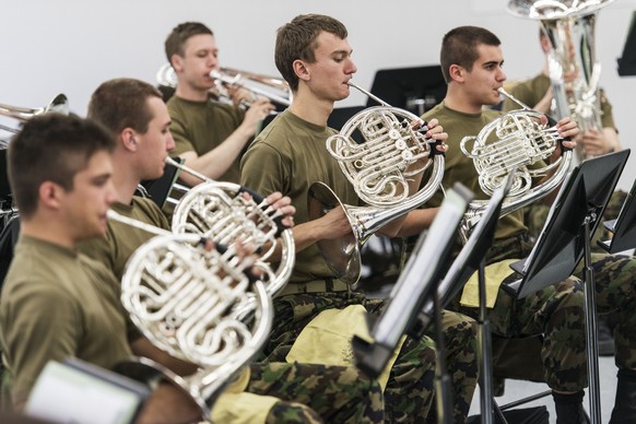 Members of the army band practice during rehearsals at the center of competence for military music at the army barracks in Aarau, Switzerland, pictured on May 21, 2013. (KEYSTONE/Christian Beutler)

M ...