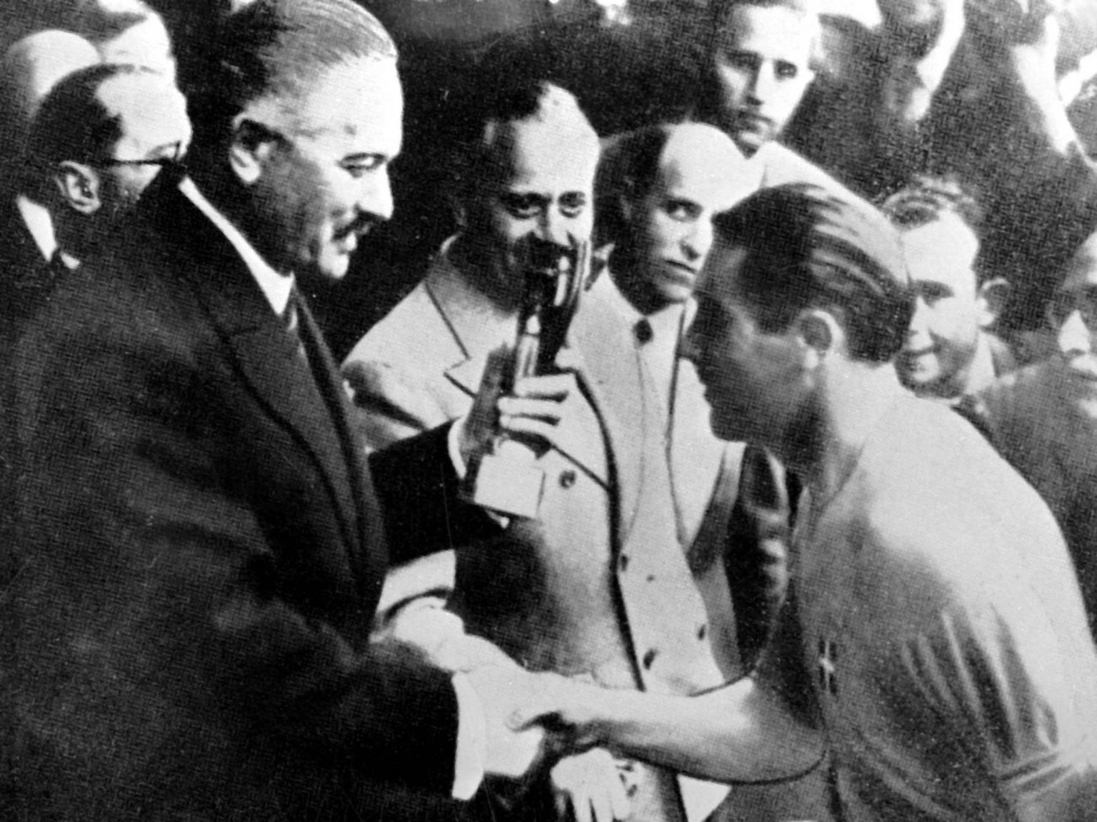 Giuseppe Meazza führt Italien 1938 zum zweiten WM-Titel.