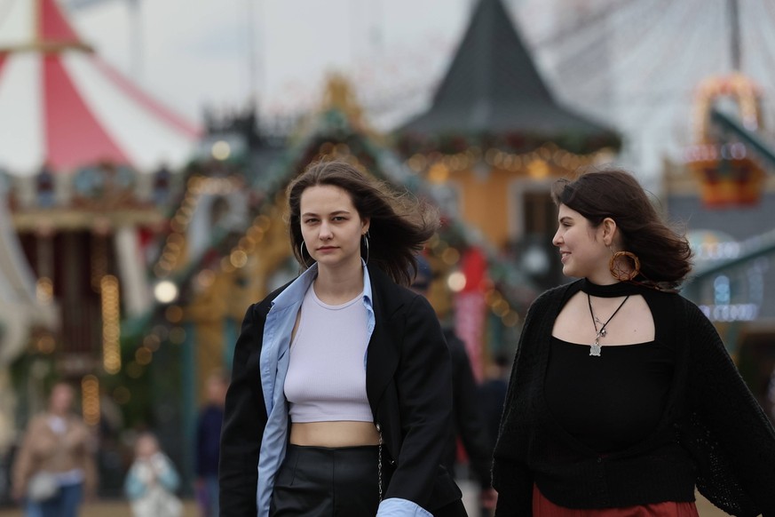Russia: Daily life in Moscow RUSSIA, MOSCOW - JULY 23, 2023: Young women enjoy a stroll. Sofya Sandurskaya/TASS/Sipa USA Moscow Russia NOxUSExINxGERMANY PUBLICATIONxINxALGxARGxAUTxBRNxBRAxCANxCHIxCHNx ...