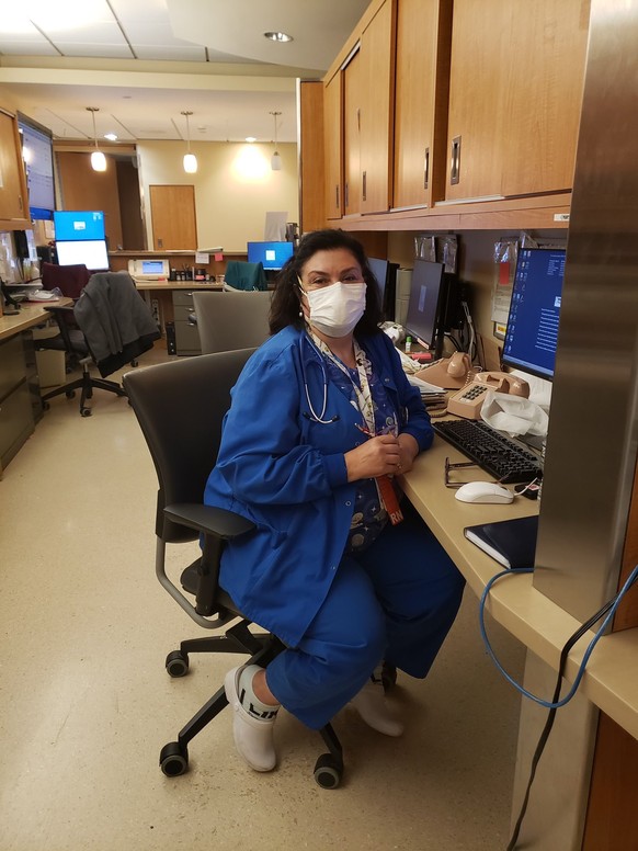 Eine Krankenpflegerin bei ihrer Arbeit im Westchester Medical Center.